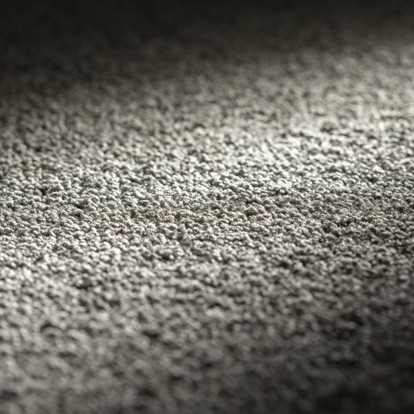 JAB Allure Teppichboden 593 Malaga – Draufsicht auf ausdrucksstarken Rotton mit luxuriöser Haptik